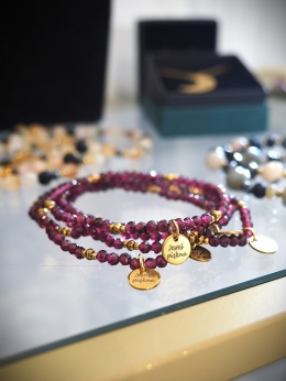 Bransoletka z granatów z zawieszką „Jesteś piękna”