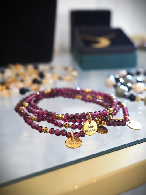 Bransoletka z granatów z zawieszką „Jesteś piękna”